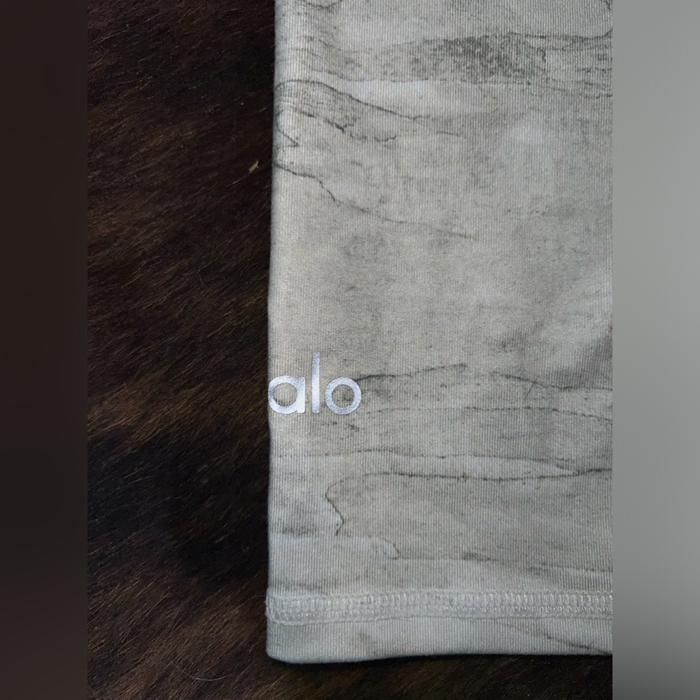 ALO Yoga Sequoia Capri Leggings Size Small - Picture 4 of 5